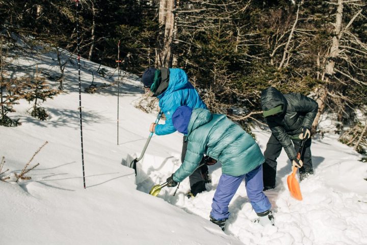 Practicing rescue skills in an avalanche course with IMCS